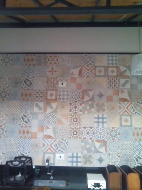 Parede decorativa com azulejos tradicionais