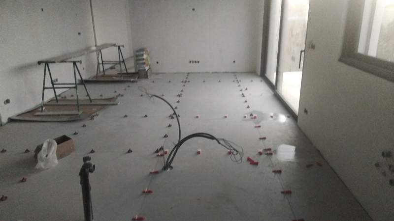 Instalação de pavimento com niveladores